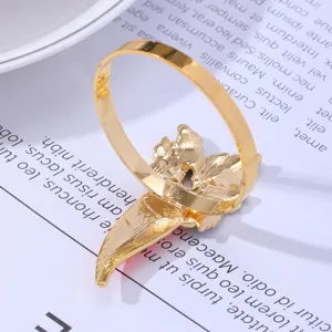 Anello portatovagliolo a carota in metallo dorato per decorazione tavola hotel e feste pasquali.