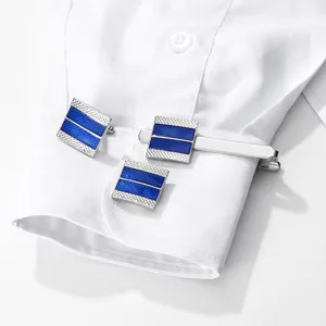 Ensemble boutons de manchette et pince à cravate motif bleu homme sur manchette chemise.