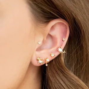 Exquisitos pendientes de tuerca de unicornio y delfín dorados con circonitas cúbicas de colores.