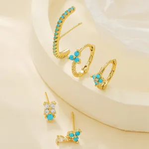 Nahaufnahme Details des vergoldeten Türkis Blumen Ohrring Sets, exquisite Schmuck Fotografie.