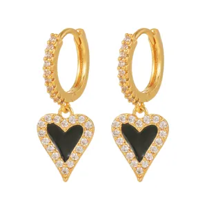 Boucles d'oreilles créoles cœur plaquées or avec zircons brillants et émail noir élégant.