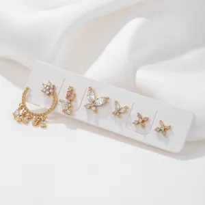 Detailaufnahme des exquisiten vergoldeten Schmetterling Zirkon Ohrring Sets für Damen.