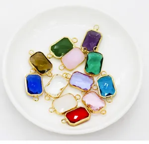 Gros plan de pendentifs en verre rectangulaires à double anneau pour accessoires de bijoux.