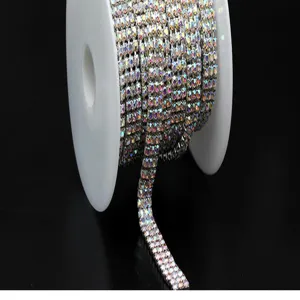 Vue détaillée de la chaîne de strass à 3 rangées, bordure en cristal AB pour loisirs créatifs.