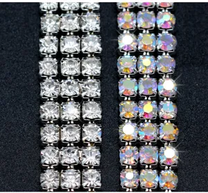 Gros plan détaillé de chaîne de griffes en strass à 3 rangées, garniture brillante.