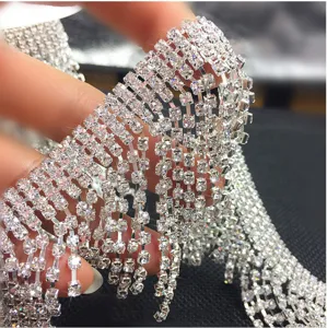 Gros plan de chaîne à franges en strass scintillants, détail brillant pour loisirs.