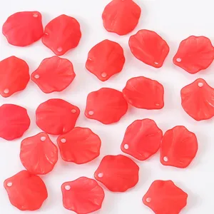 Perline opache rosse a forma di petalo con foro per la creazione di gioielli fai da te.