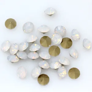 Primo piano di strass rotondi con retro a punta in opale, diamanti in vetro per nail art fai da te.