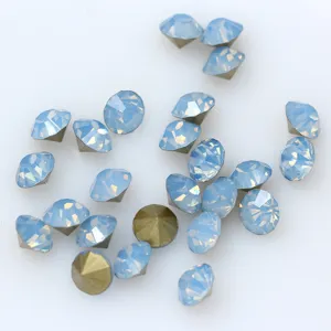 Primo piano dettagliato di strass in cristallo azzurro con fondo appuntito per nail art e decorazioni.