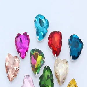 Nahaufnahme bunte herzförmige Glas Krallennachahmung Diamanten für DIY Handwerk Kleidung.