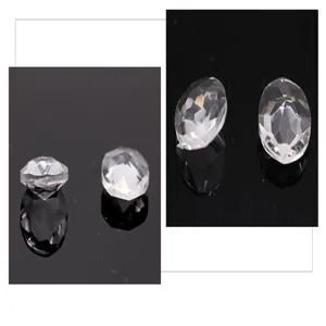 Klare Glas-Strasssteine Detailansicht, facettierte lose Edelsteine für Schmuckbasteln.