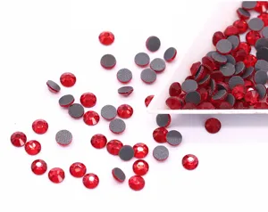 Primer plano de pedrería roja de parte trasera plana para manualidades, cristales.