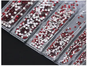 Strass piatti in vetro rosso per nail art, taglie miste in strisce, set decorativo.