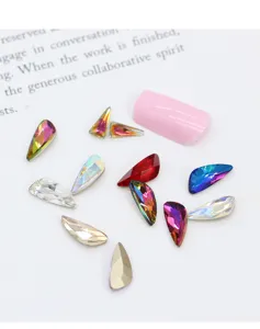 Primer plano detallado de pedrería de cristal multicolor para uñas con forma de ala.