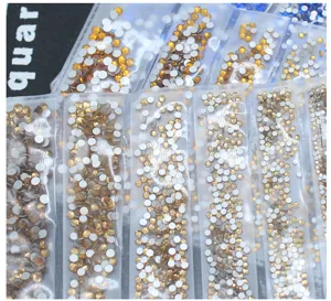 Set di strass piatti in vetro per nail art misti in confezione trasparente dettaglio