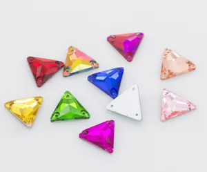 Bunte dreieckige Glas-Näh-Strasssteine Detailansicht mit facettiertem Kristallglanz.