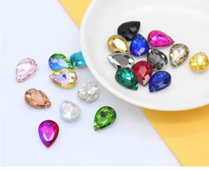 Tropfenförmige Strasssteine mit zwei Löchern zum Aufnähen, Kristallglas für DIY Kleidungszubehör.