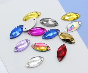 Primer plano de pedrería de cristal marquise multicolor para coser con dos agujeros para manualidades.
