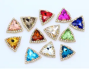 Detail dreieckiger Strass-Krallenfassungen, bunte Kristallsteine für DIY-Kleidung und Dekoration.