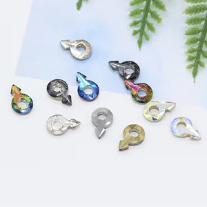 Bunte pfeilförmige Glas-Kristall-Strasssteine für DIY-Nagelkunst und Bekleidungsdekoration.