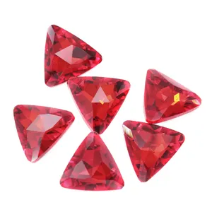 Großhandel dreieckige Kristall Spitzboden Nagel Strasssteine DIY bunte Edelstein Charms.