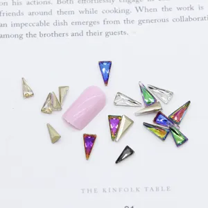 Driehoekige iriserende kristallen strass steentjes met puntige achterkant voor nail art.