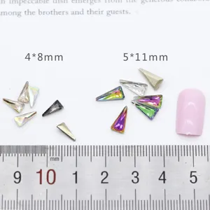 Driehoekige iriserende nagelstrassteentjes K9 kristallen diamanten met maat en liniaal.