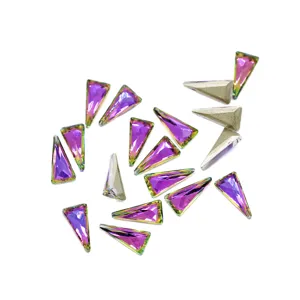 Sprankelende driehoekige kristallen nagelstrassteentjes met gouden folie voor nail art.