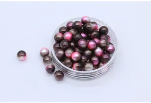 Nahaufnahme bunter Meerjungfrau-Farbverlaufsperlen im Glas, ideal für DIY-Schmuck und Basteln.