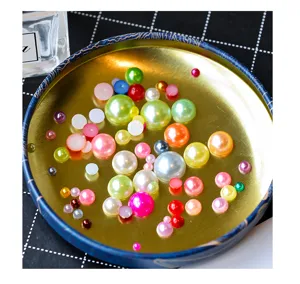 Gros plan détaillé de perles demi-rondes de tailles variées pour décorations d'ongles DIY.