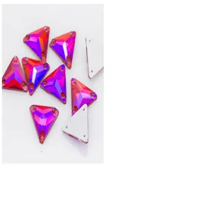 Dreieckige Glas-Naeh-Strasssteine mit doppelten Loechern, funkelnde Kristall-Flachrueckseiten fuer DIY.