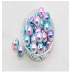 Primo piano dettagliato di perle artificiali forate ABS sfumate multicolore per nail art.