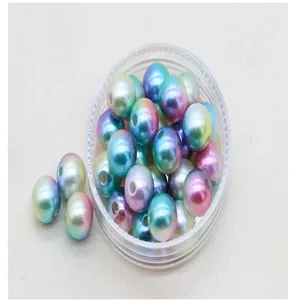 Dettaglio perle ABS sfumate colorate, perle a foro passante per nail art e decorazioni.