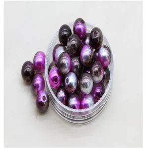 Vista di dettaglio perle ABS sfumate colorate, perle forate per nail art fai da te e artigianato.