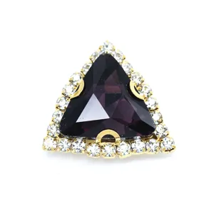 Dreieckiger Kristall Strass Krallenknopf, goldene Fassung violetter Stein für Brautkleider.