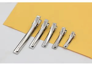 Detailansicht Metall Krokodilklammern, silberne Entenschnabelspangen im Set für DIY.