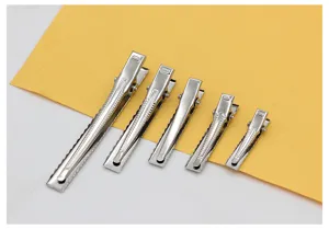 Nahaufnahme der verschiedenen Metall Alligator Haarklammern für DIY Schleifen Zubehör.