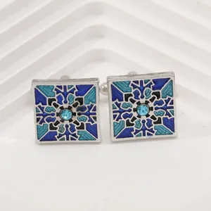 Close-up van vierkante blauwe emaille manchetknopen met strass, prachtig detail.
