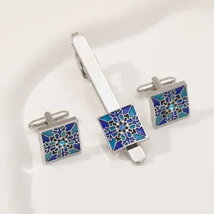 Elegante blauwe geometrische manchetknopen en dasseverbinder set voor herenoverhemden.