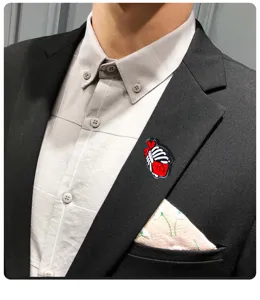 Gedetailleerd overzicht van de punk skelet hart broche, creatieve metalen badge voor Halloween.