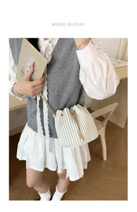 Λευκή πτυχωτή τσάντα bucket με χρυσή αλυσίδα, casual κομψή τσάντα ώμου λεπτομέρειες μόδας.