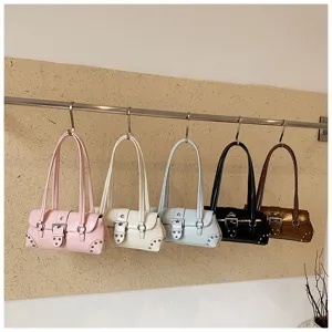 Bolso de hombro para mujer en piel PU con hebilla metálica y remaches para uso diario.