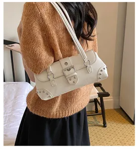 Bolso de hombro blanco moderno con remaches metálicos y hebilla para uso diario de mujer