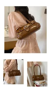Bolso de hombro de charol marrón con elegantes hebillas de metal y tachuelas, diseño elegante.