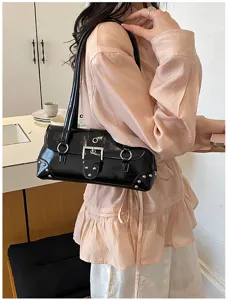 Elegante bolso de hombro negro de charol para mujer con hebillas de metal y tachuelas chic.