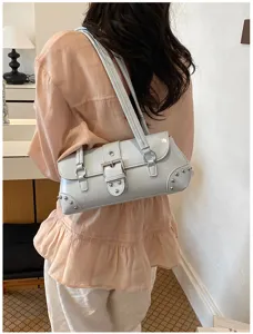 Bolso de hombro de charol chic con hebilla metálica y detalles de tachuelas de moda