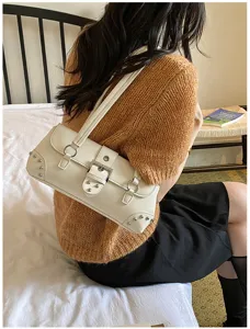 Bolso de hombro de cuero PU blanco con hebilla metálica remaches y diseño de axila.
