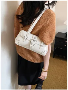 Bolso de hombro blanco de piel sintética con hebilla de metal y tachuelas detalle mujer.