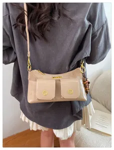 Sac à bandoulière beige chic à poches multiples pour femme, sac élégant stylé.