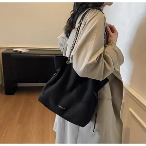 Sac à bandoulière en suédine tendance pour femme, cabas décontracté avec chaîne, grand sac seau.